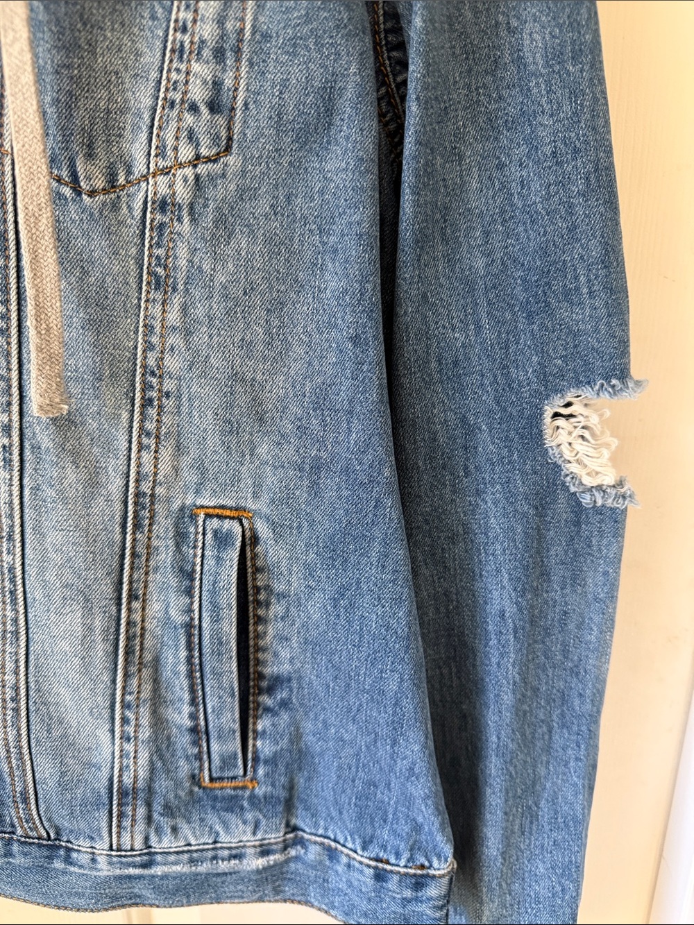 RISEN WOMEN’S DISTRESSED JEAN JACKET/DETACHABLE GRAY HOOD/SMALL - Picture 4 of 9